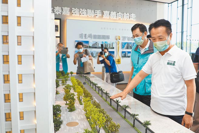 清景麟建築團隊與泰嘉開發公司捐贈價值500萬元輕豪宅給縣府作為五倍券振興加碼抽獎獎品，圖為縣長翁章梁（右）參加捐贈儀式並了解建案內容。（嘉義縣政府提供／張亦惠嘉縣傳真）