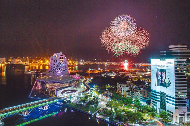 國慶焰火將在雙十節於高雄港灣璀璨登場。（高雄市政府提供／石秀華高雄傳真）