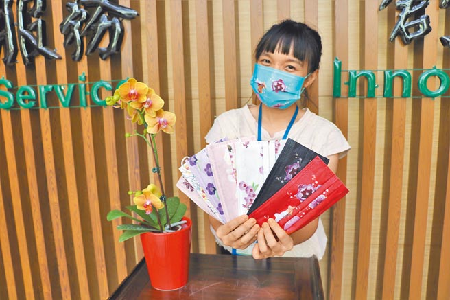 屏东潮州的兰花业者在趁势推出蝴蝶兰口罩后，整体业绩成长10倍，也顺利带动兰花买气。（谢佳潾摄）