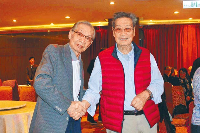 張永祥（右）5年前從美國回台時，曾和老友常楓歡聚。（陳麗華提供）