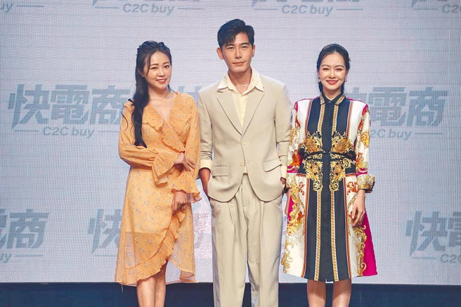 ㄚ头（左起）昨与森田、王思佳出席电商活动。（罗永铭摄）