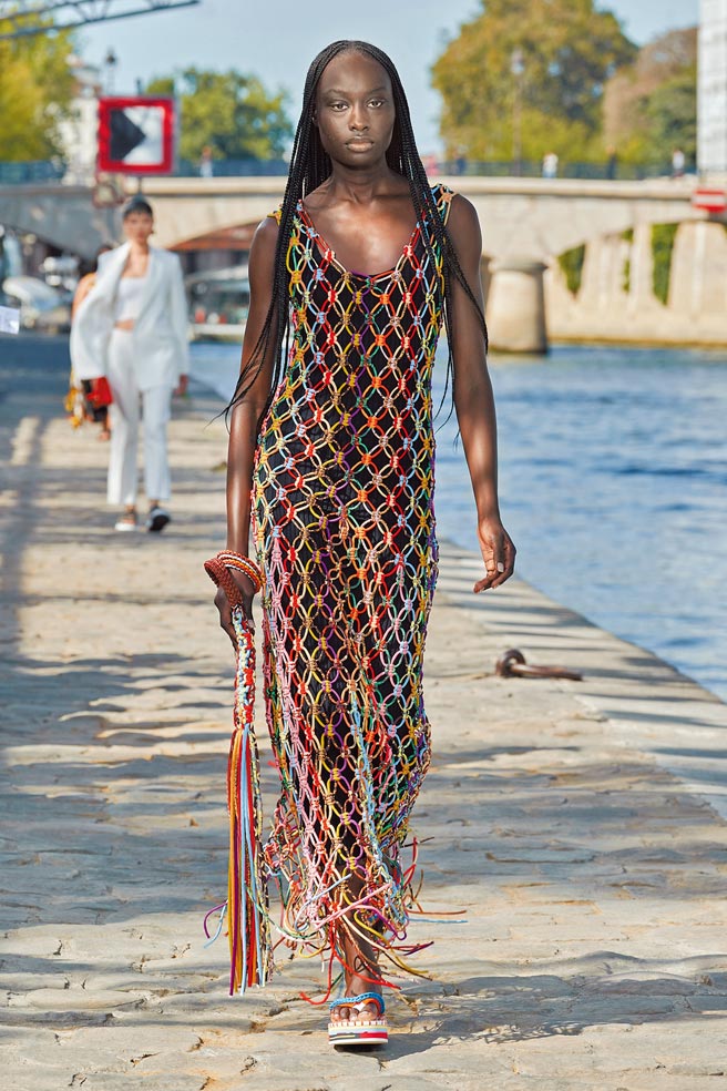 与传统工艺学校Akanjo的合作，除了推广几近失传的鉤针技艺之外，也帮助了不少东非地区的妇女。（Chloe提供）