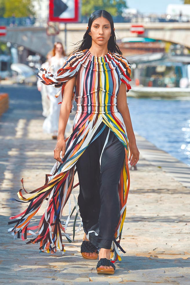 切割皮料採用仓库中的剩余材质拼接而成，环保之外也颇具新意。（Chloe提供）