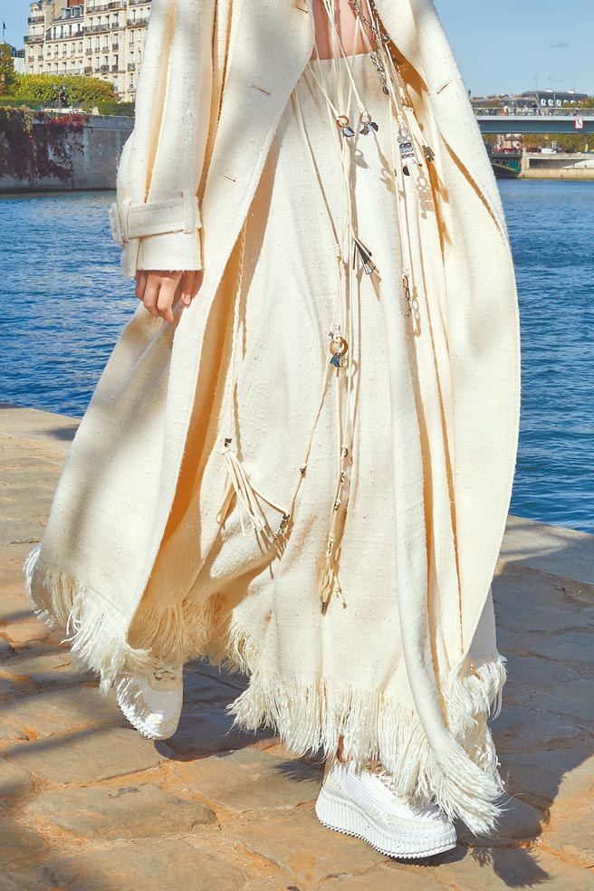 奶油白色仍旧是Chloe今季的主打色系，顏色相当抚慰人心。（Chloe提供）