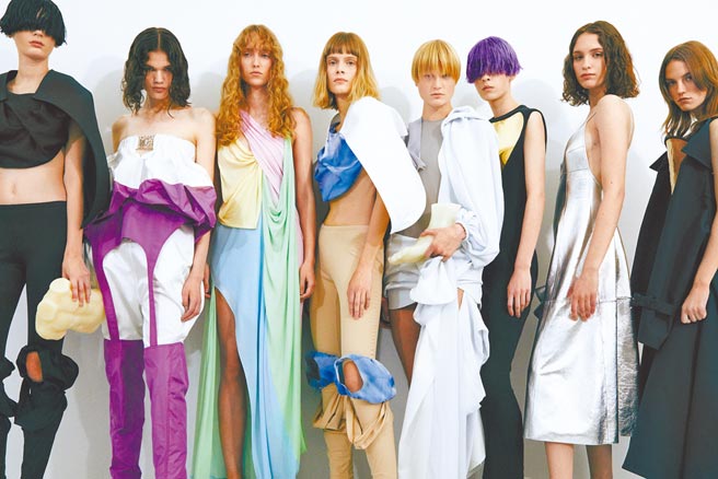 彷佛走入梦境一般，本季服装狂得可以。（Loewe提供）