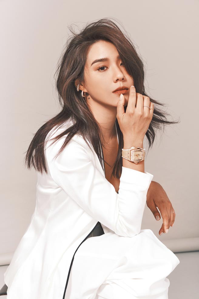 宇舶表Spirit Of Big Bang杏色陶瓷钻表风格百搭，搭配正装也很时尚。（宇舶表提供）