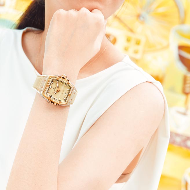 宇舶表Spirit Of Big Bang杏色陶瓷钻表衬肤色，让肌肤更加雪白。（宇舶表提供）