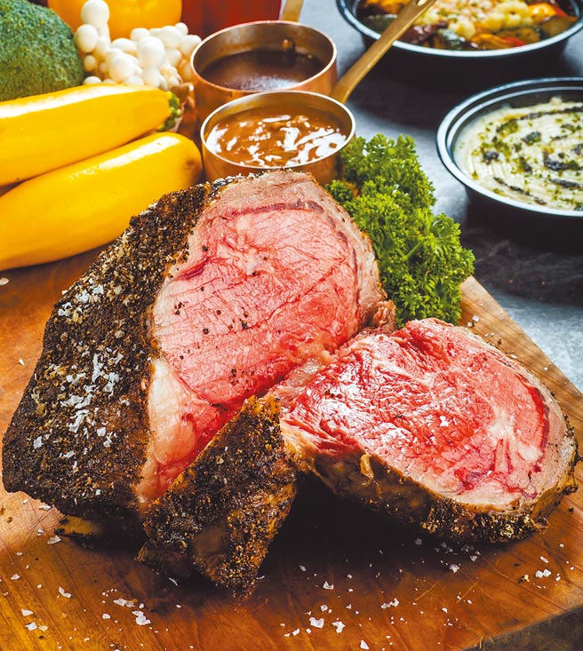 栢丽厅的「炉烤美国肋眼牛排」，是最能吃回本的料理之一。（台北晶华酒店提供）