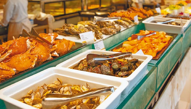 叙日全日餐厅的海鲜餐台上供应大白虾、清蒸螃蟹之外，还有手掌般大的美国生蚝。（六福旅游集团提供）