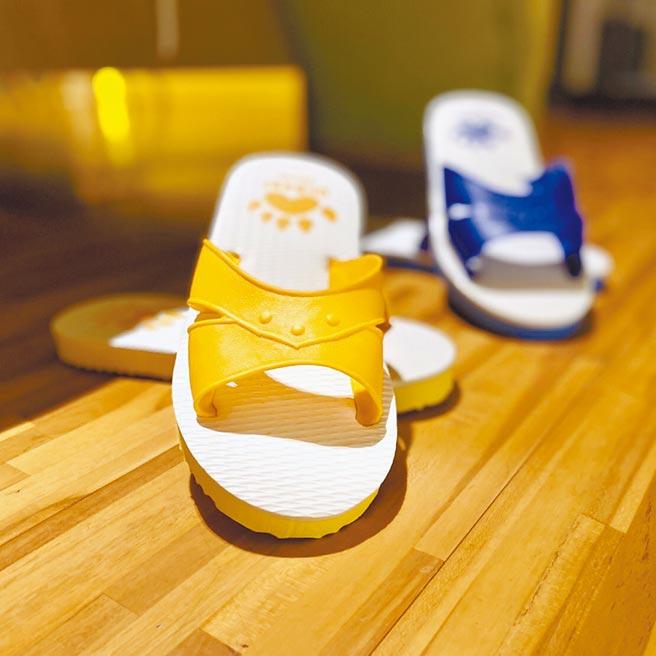 入住「喔熊愛泡湯專案 」即贈送喔熊藍白拖鞋2雙。（台中日光溫泉度假酒店提供）