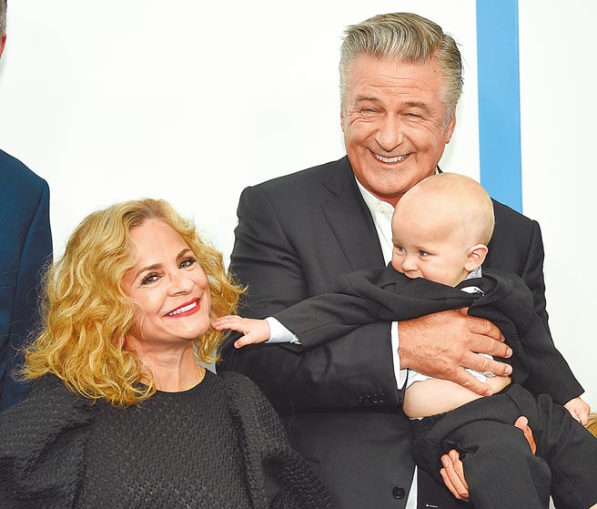 亚歷鲍德温（右）为宝贝老板配音，艾米塞德丽丝则配音新角色「蒂娜」。（美联社）