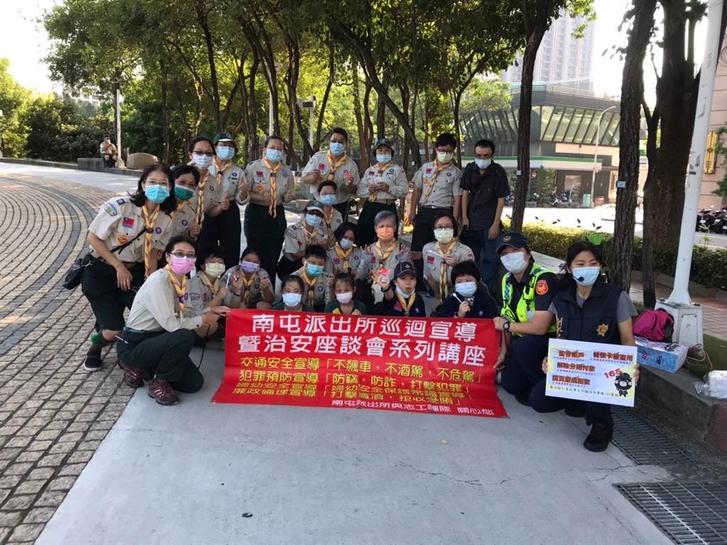 警方日前受邀至文心森林公園向惠中佛光童軍團團員們宣導犯罪預防知識，培養遵守交通號誌之重要性。（警方提供）