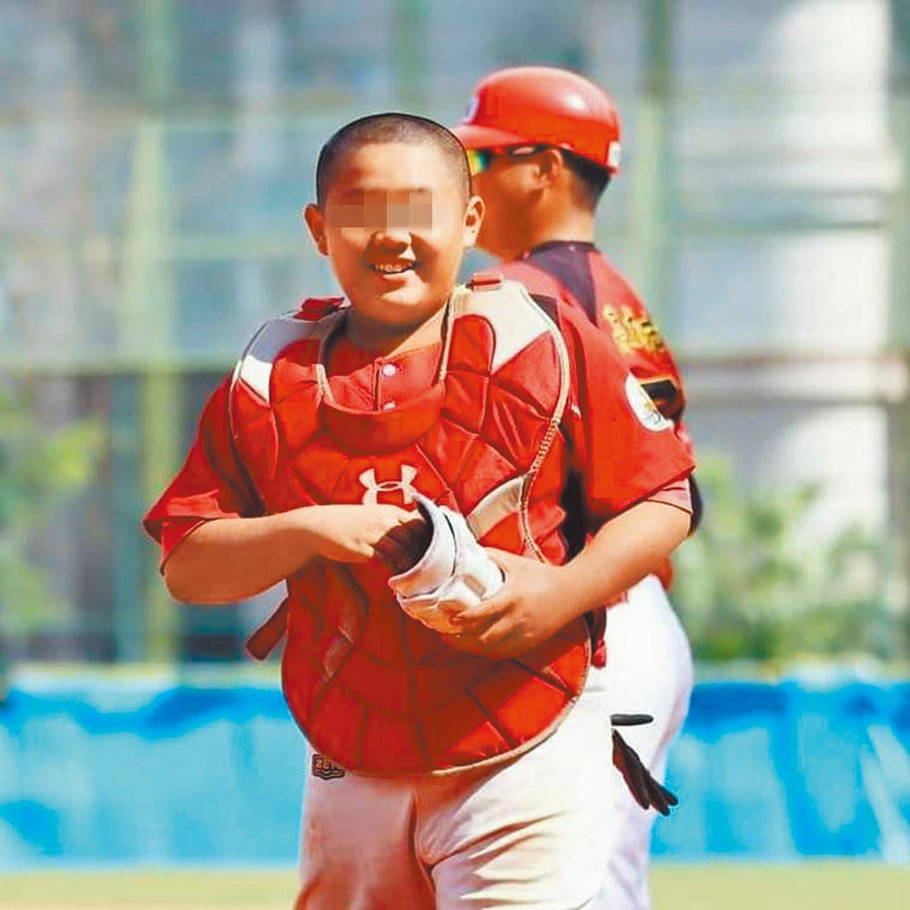 高雄市七賢國中3年級棒球隊黃姓球員上月20日在訓練的休息時間昏倒，送醫搶救13天，本月2日不治。（擷取自少年臉書）
