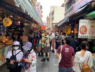 金山老街人潮恢復9成 攤商嘆：消費力只回來6成