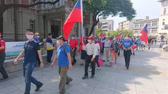 台南首見民間自發性國旗遊行 50人穿戴國旗裝、舉國旗遊市區