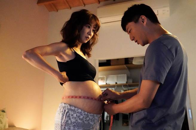 谢盈萱戏里怀孕，蓝苇华在结局中准备求婚。（华视提供）　