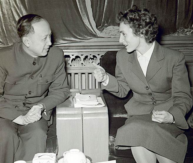 钱学森（左）曾在北京与法国原子核物理学家居里夫人的女儿海伦交谈。（资料照片／中新社）