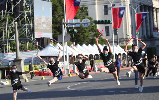 中华民国110年国庆大会10日将于总统府前举行，参与表演活动的体操选手一早在会场进行最后的排演练习。（郑任南摄）