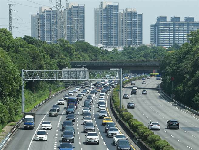 高速公路局预测，国道10日将有不少出游车潮，15处路段易塞车。(陈怡诚摄)