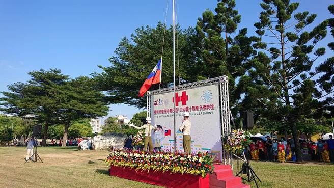 国旗在宪兵旗手操作下缓缓升空。（程炳璋摄）