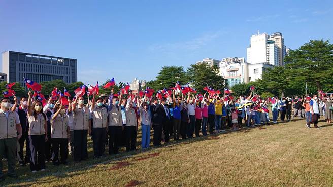 台南市政府的国庆升旗典礼聚集约600位民眾持国旗挥舞。（程炳璋摄）