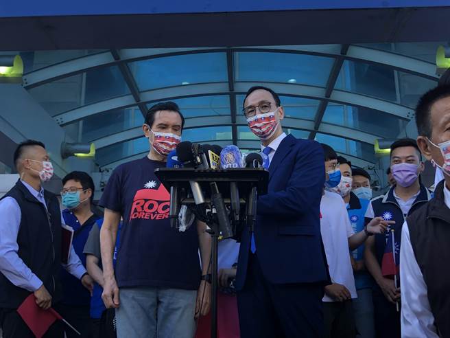 国民党今天在党中央前举办升旗典礼。（赵婉淳摄）