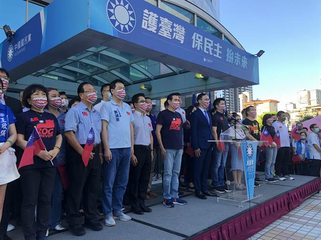 国民党今天在党中央前举办升旗典礼。（赵婉淳摄）