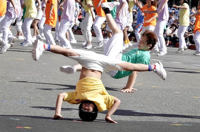 双十国庆庆祝大会10日登场，以「民主大联盟 世界加好友」为主题，由TBC舞团带来演出为活动暖场。（陈信翰摄）