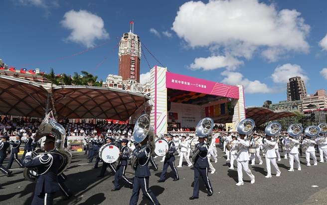 中华民国110年国庆大会10日在总统府前举行，三军乐仪队进行组曲演奏及花式操枪，展现平日训练成果。（郑任南摄）