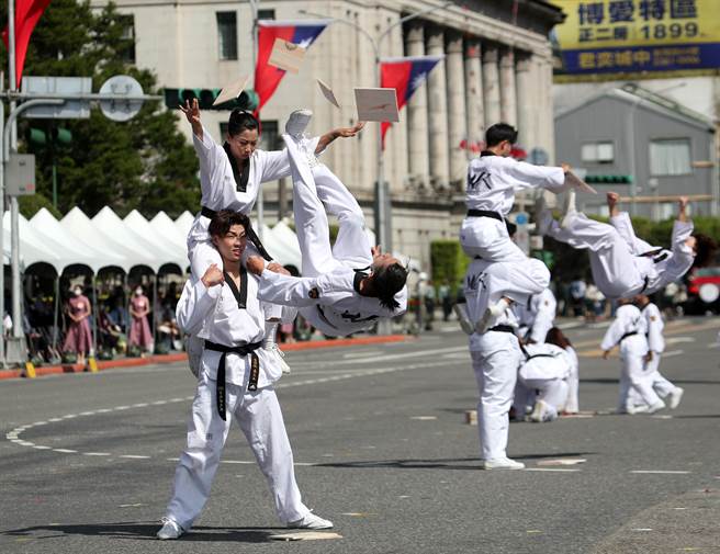 We.R特技跆拳表演团为活动暖场。（郑任南摄）