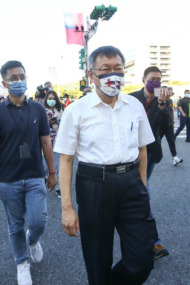 台北市长柯文哲10日出席110年台北市国庆升旗暨庆祝活动，被问及目前两岸关系？柯文哲表示「保卫台湾这一定没有错，这么没有错，至于两岸关系，我也不晓得，不过这样，看着办吧，随着国际局势在调整就好了。」（邓博仁摄）