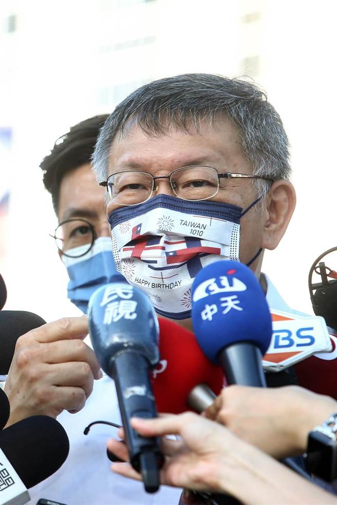 台北市长柯文哲10日出席110年台北市国庆升旗暨庆祝活动，被问及目前两岸关系？柯文哲表示「保卫台湾这一定没有错，这么没有错，至于两岸关系，我也不晓得，不过这样，看着办吧，随着国际局势在调整就好了。」（邓博仁摄）