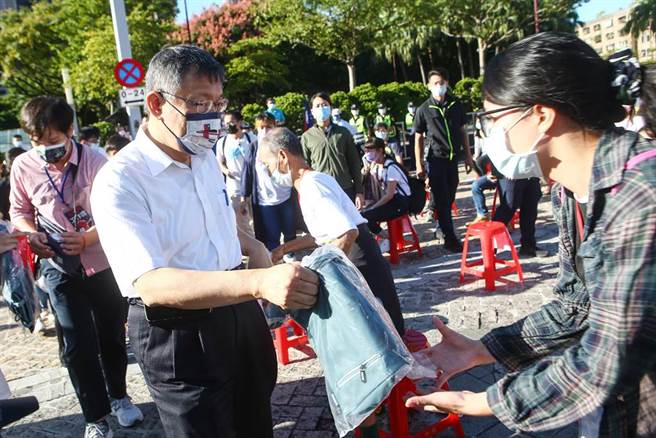 台北市长柯文哲（左）10日出席110年台北市国庆升旗暨庆祝活动，并现场发放嗡嗡包。（邓博仁摄）

