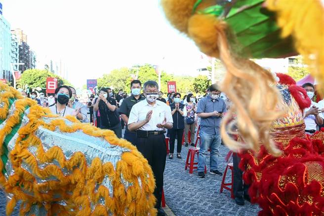 台北市长柯文哲（前中）10日率副市长黄珊珊（前左）等市府局处首长出席110年台北市国庆升旗暨庆祝活动。（邓博仁摄）
