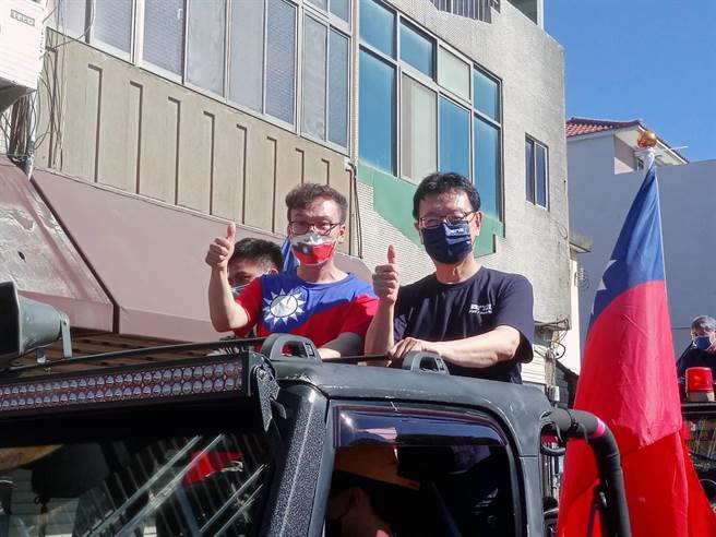 立委郑正钤（左）与中国广播公司董事长赵少康在新竹市一同游行庆祝国庆，孙文学校校长张亚中也在后方车上一同游行。（邱立雅摄）