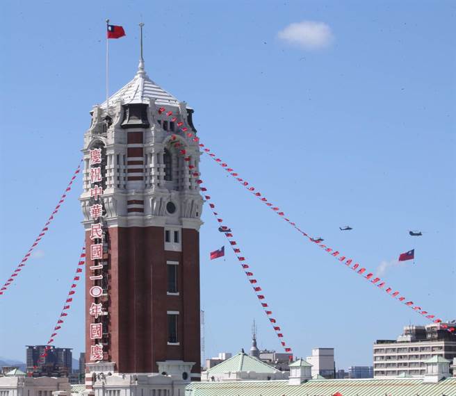 AH-64E阿帕契直升机、AH-1W超级眼镜蛇直升机护卫下，陆军契努克运输直升机吊挂史上最大型国旗进场，象徵台湾团结，自信前行的深远意义。（陈君玮摄）