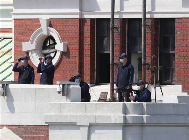 中华民国110年国庆大会10日在总统府前举行，特勤人员架枪在高点警戒。（陈君玮摄）