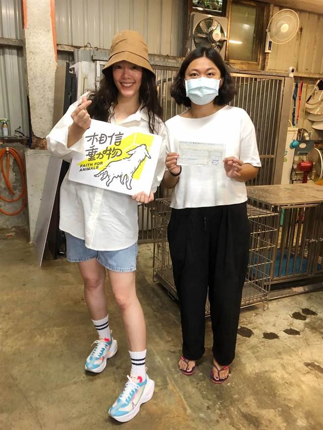 翊萱前阵子义卖她手绘的公益帆布包，利润全数捐给「相信动物协会」。（艾迪升传播提供）