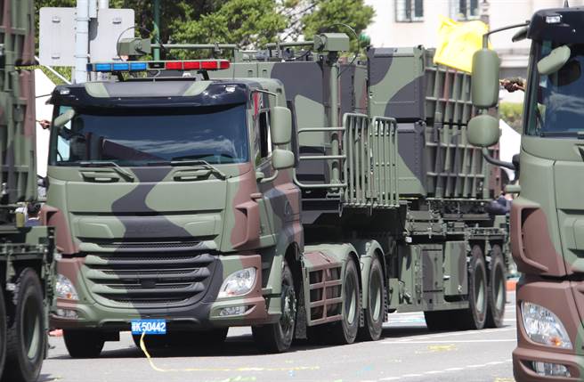 雄风二型反舰飞弹车经过主席台。（郑任南摄）