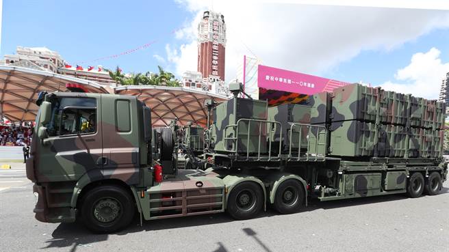 雄风三型飞弹车经过主席台。（郑任南摄）