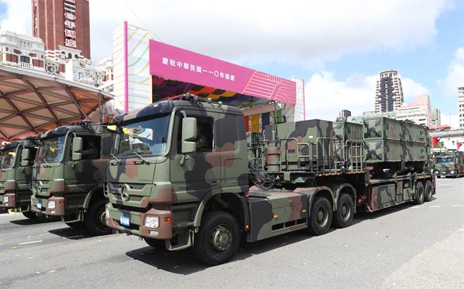天弓三型防空飞弹车经过主席台。（郑任南摄）