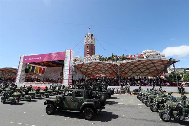 在宾士C43型AMG敞篷前导车（见图）引领下，9辆战术侦搜车及54辆重型机车以时速5公里的速度通过观礼台，展现宪兵快反连精实训练的成果。（刘宗龙摄）