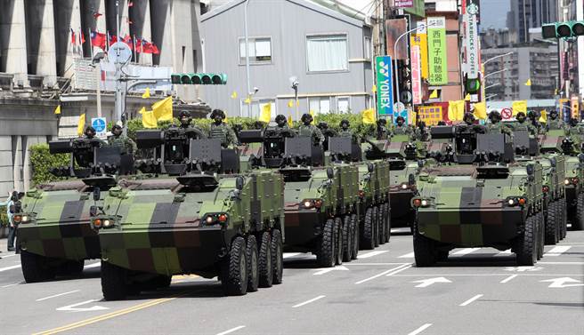 云豹甲车家族系列的CM32装步指挥车、CM33装步战斗车、搭载30链炮的CM34轮型战斗车接续上场，军容壮盛。（刘宗龙摄）