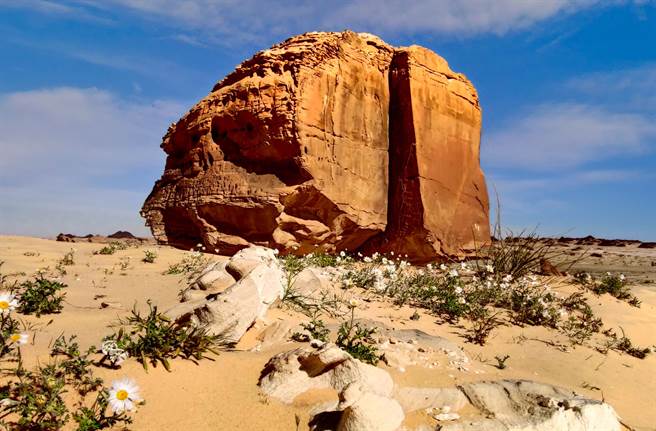 沙乌地阿拉伯的「阿纳斯拉巨石」像是被雷射切割过一样，完美整齐地分成2半。(图/达志影像)