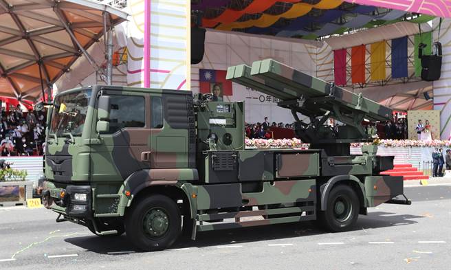 陆军新型野战防空系统（陆射剑二）发射车经过主席台。（郑任南摄）