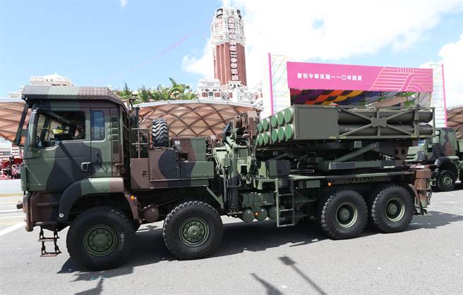 雷霆两千多管火箭车经过主席台。（郑任南摄）