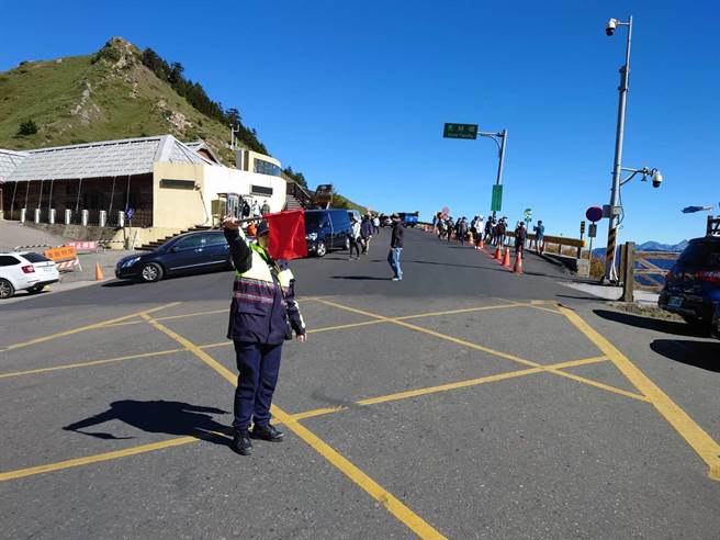 台14甲线合欢山车辆多，警方在现场指挥交通，车流顺畅，停车场车位已满。（警方提供／罗亦晽花莲传真）