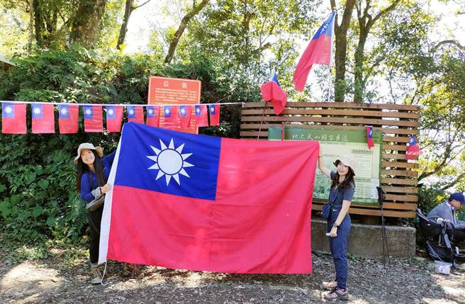 山友選在北大武山舊登山口舉辦升旗典禮，同時響應無痕山林。（民眾提供／林和生屏東傳真）