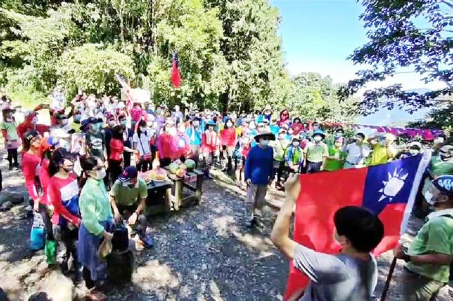 山友選在北大武山舊登山口舉辦升旗典禮，超過百名登山客自發性響應。（民眾提供／林和生屏東傳真）
