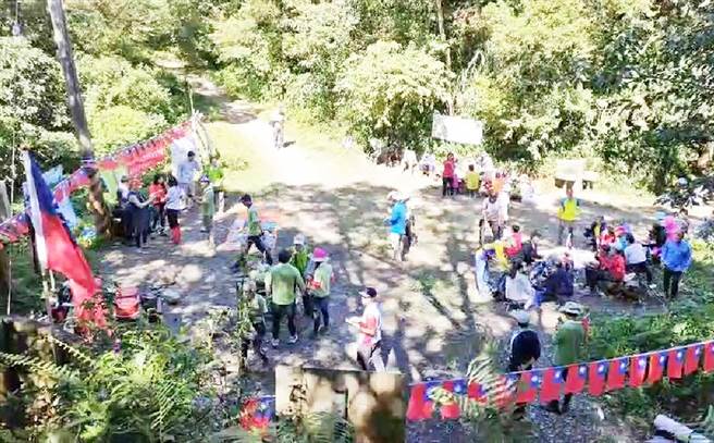 山友選在北大武山舊登山口舉辦升旗典禮，山林間頓時旗海飄揚。（民眾提供／林和生屏東傳真）